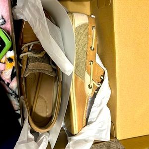 Sperry Topsider boat shoes size 8 very narrow, yes there are some scuffs.